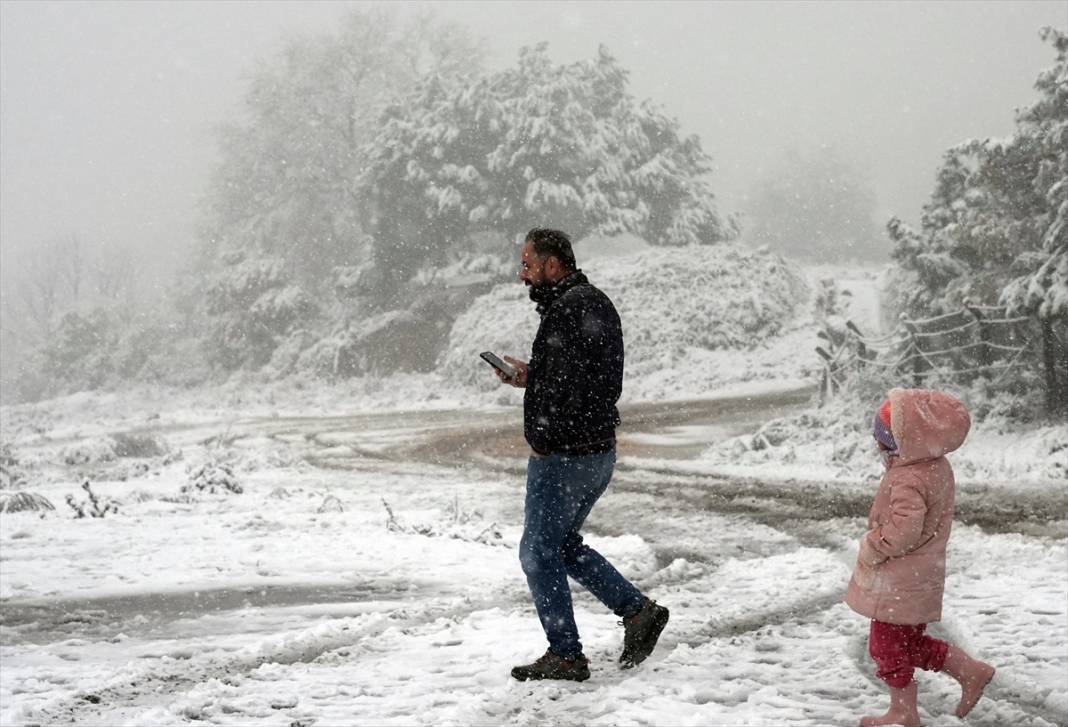 Beklenen kar yağışı başladı, trafik aksıyor 30